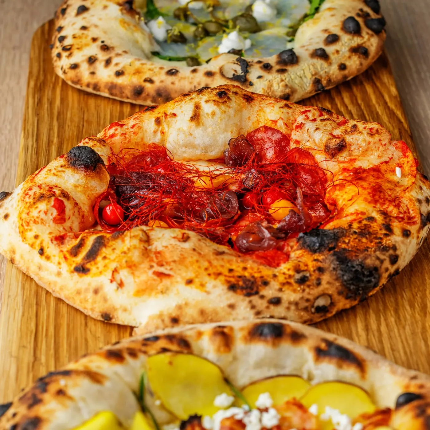 Degustacijske gurmanske mini pizze na dasci