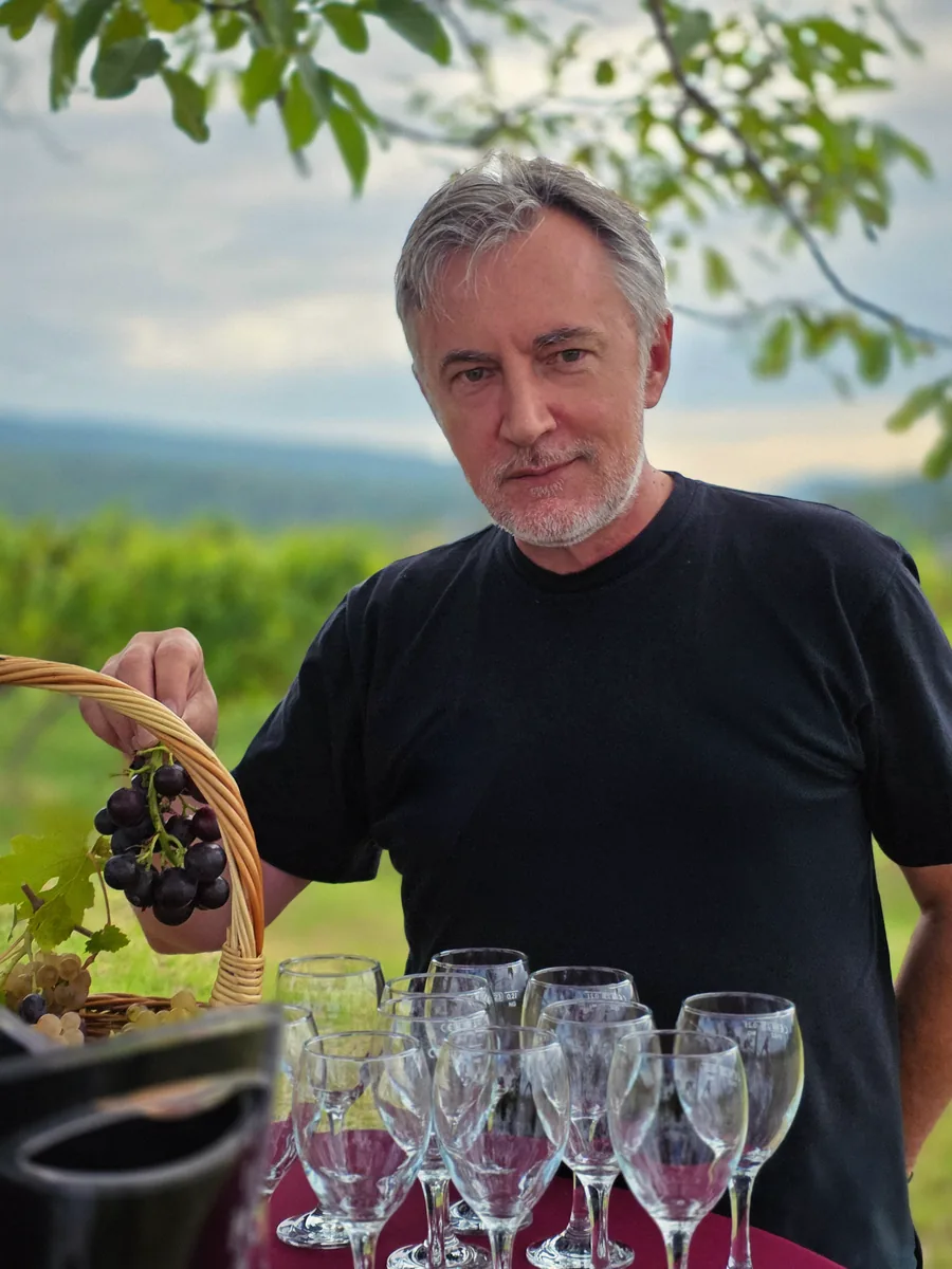 Miroslav Škoro među redovima vinograda u Mitrovcu