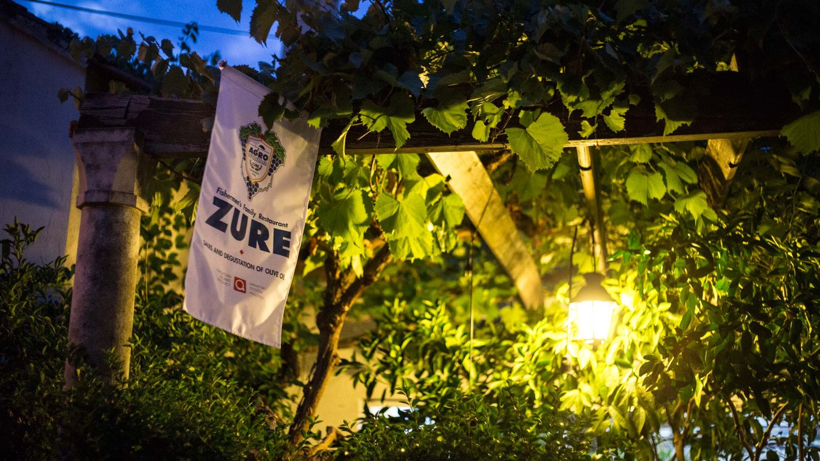 Vrt restorana Zure navečer